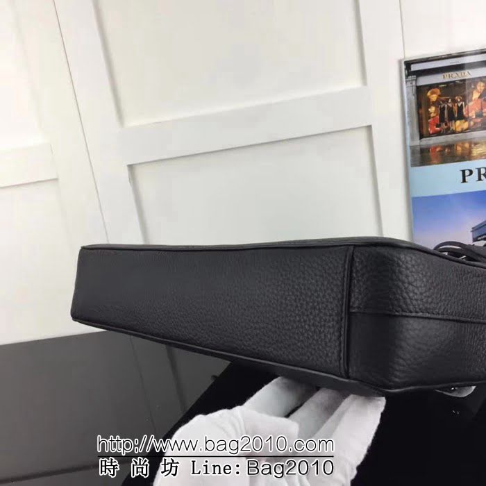 普拉達PRADA原單 全網最新款2VE363-2FA黑色荔枝紋皮 P家爆款男士商務手提包 PHY1493